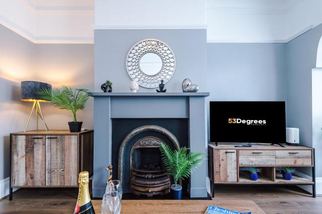 NEW! 3-Bed Spacious Home in Manchester by 53 Degrees Property, Ideal for Groups, FREE Parking!