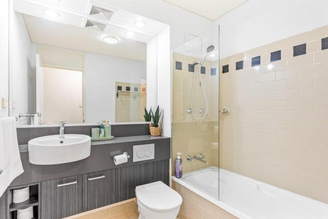 Apartment with City Views in East Perth