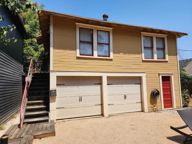 Cute & Quiet Garage Apt Home