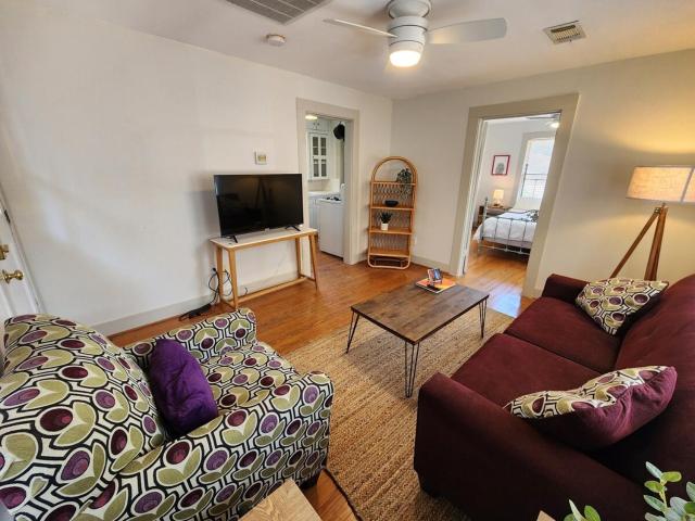 Cute & Quiet Garage Apt Home