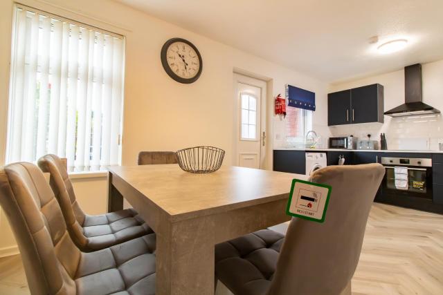Comfortable 4BR Stay Room for Families & Friends