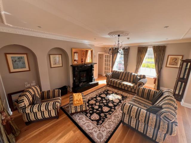 Private Gated Home, 5 bed rms/ensuite, sleeps ten.