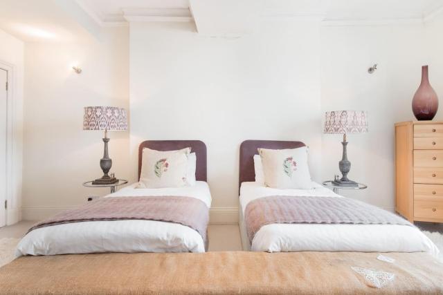 Super Central - Georgian Double Upper Flat with Castle Views in New Town