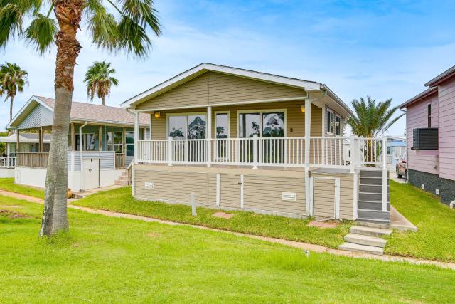 5 Mi to Beaches: Sunny Port Isabel Golf Retreat
