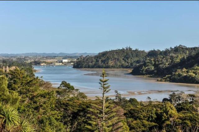 Cosy and Budget room in a vintage house located at Northshore, Auckland