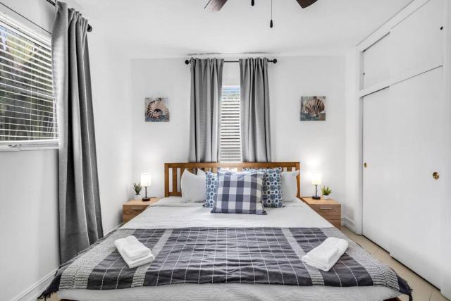 Spacious 5 Bedroom Heated Pool and Hot Tub, 12 minutes to the Beach