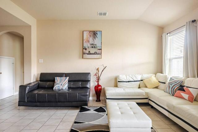 5 Bedroom Luxurious Retreat in Schertz, San Antonio
