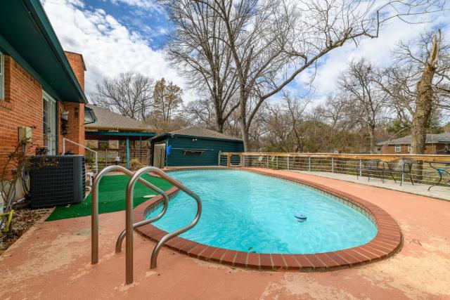 6 Queen Bed Home Near White Rock POOL & DECK!