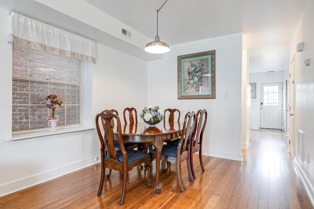 Peaceful & spacious family home near Carytown fully fenced