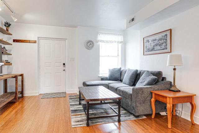 Peaceful & spacious family home near Carytown fully fenced