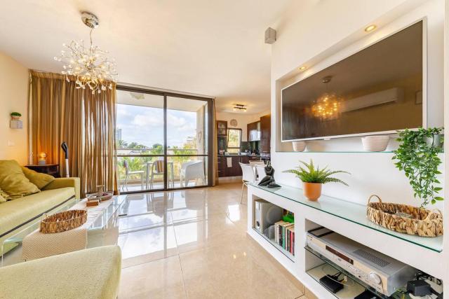 Herzliya Pituach Apartment with Pool, by the Beach