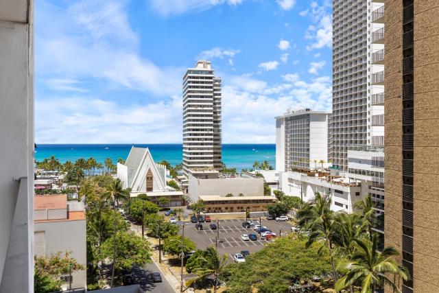 Deluxe Ocean and City View Waikiki Banyan Condo, Free Parking & Wi-Fi