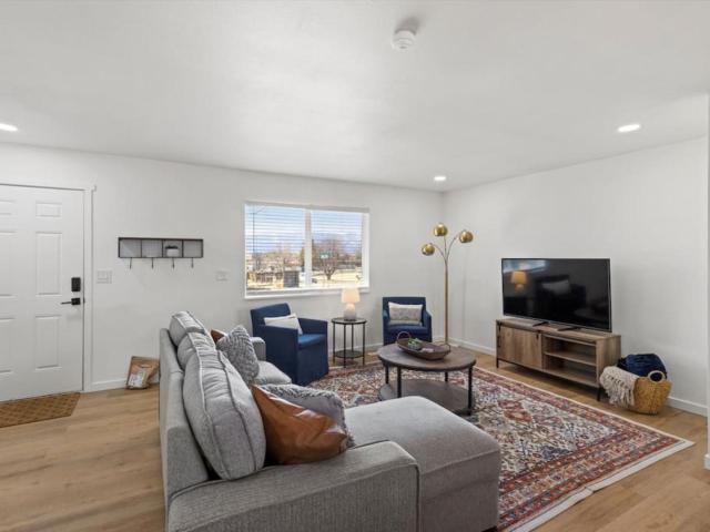 Mountain Views, Close to Attractions, Upper Unit
