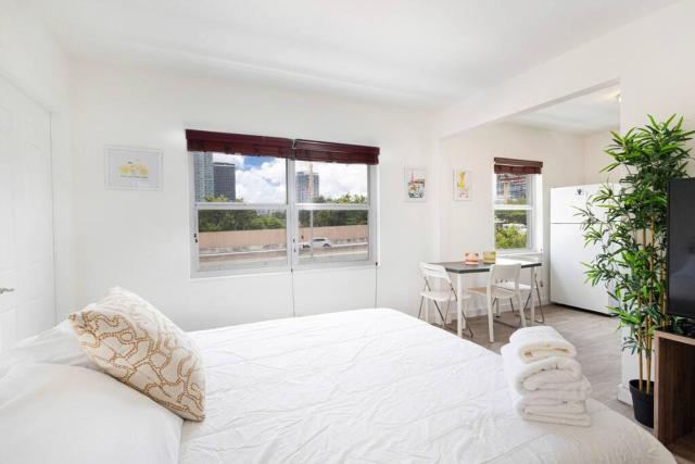 B06 5 min from beach studio Midtown