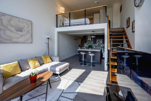 Modern top-floor 1-bedroom loft with free parking