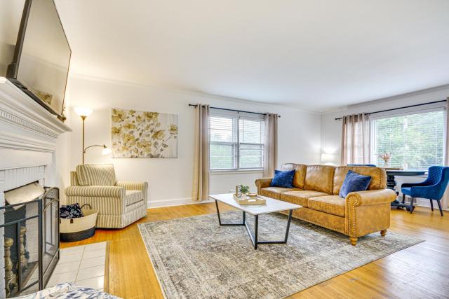 'Dogwood Cottage' w/ Fireplace: 1 Mi to University
