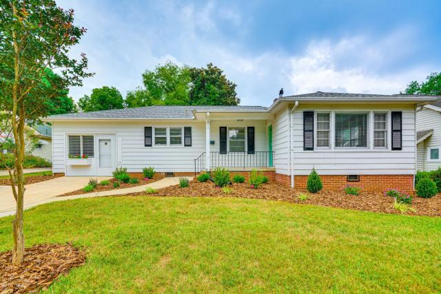 'Dogwood Cottage' w/ Fireplace: 1 Mi to University