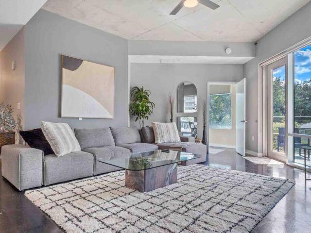 Lovely 2Bdrm 2Bath Thorton Park Condo with secure parking
