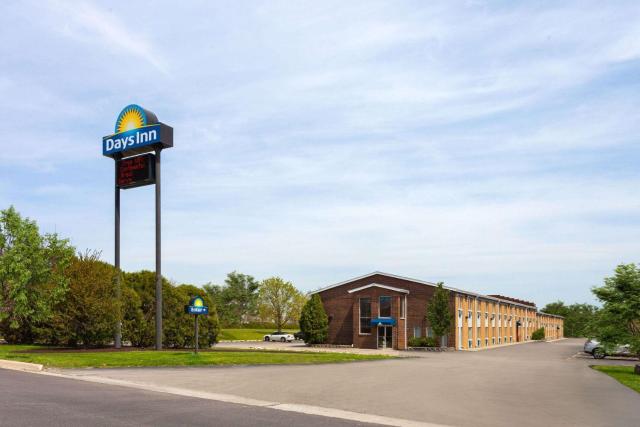 Days Inn by Wyndham Rockford I-90 Walking Distance to Casino