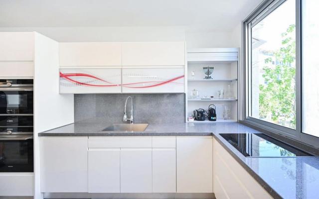 Airy 2BR at Trumpeldor By HolyGuest