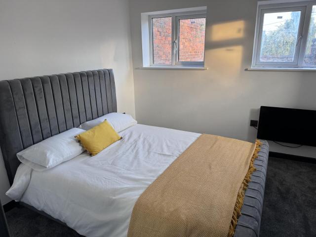 Apartment Sleeps 5 with Free Parking