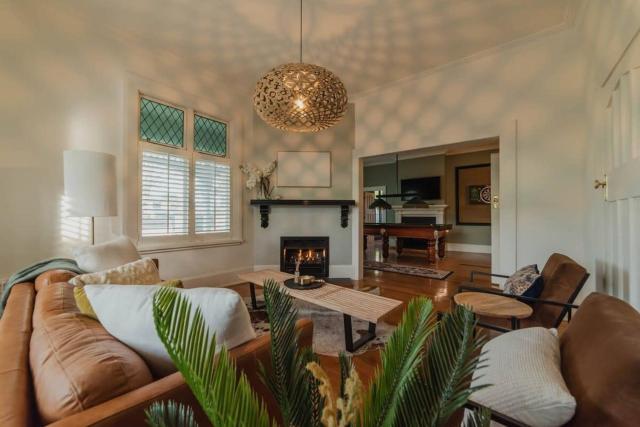 Bel Air Mansion - Sleeps 12 Villa