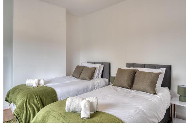 Contractors & Relocation haven, 3BD House, Secure off-site parking & office space