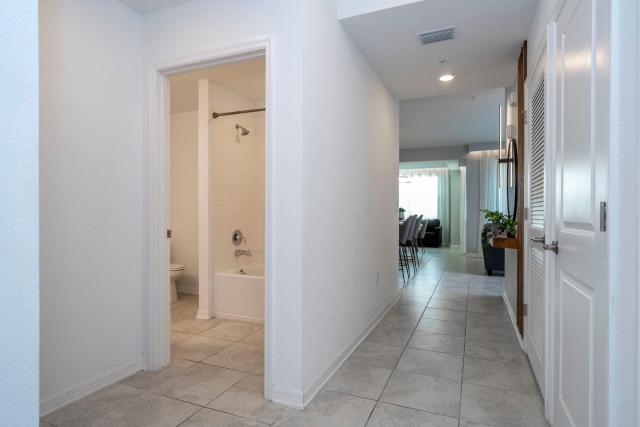 Stylish 2-BR Apt Sleeps 7 Near Disney Magic