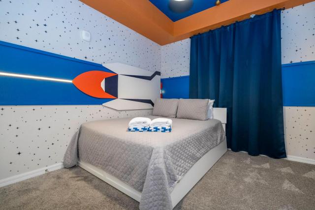 Stylish 2-BR Apt Sleeps 7 Near Disney Magic
