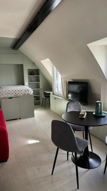 Charmant studio rénové avec vue sur les toits de Paris 7e arrondissement