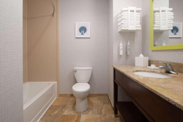 Hampton Inn and Suites Seattle - Airport / 28th Avenue