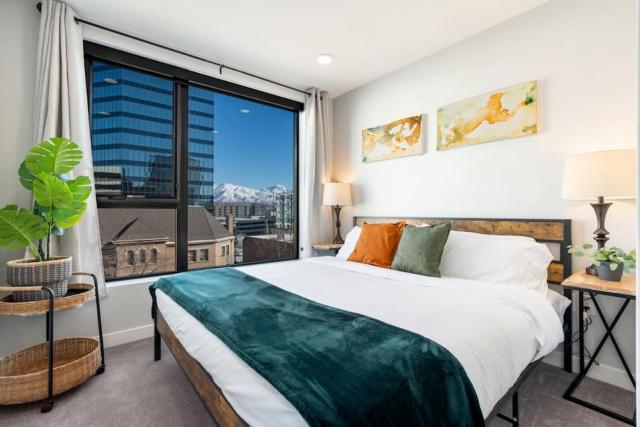 Modern dntwn apt- prime location