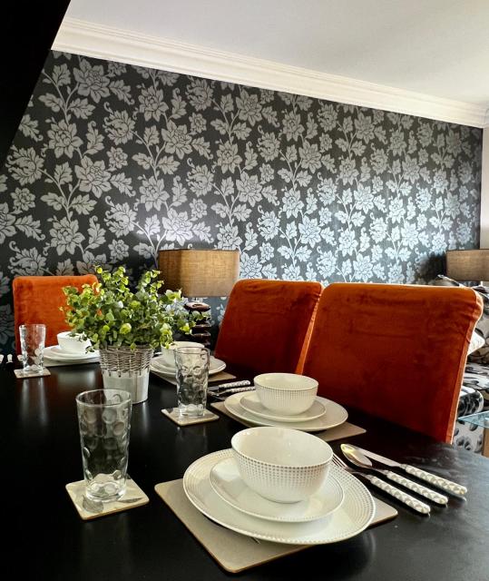 Stylish Modern Flat with Juliet Balcony & Parking