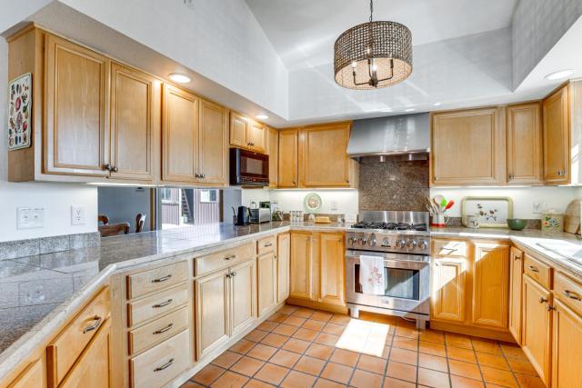 Hot Tub, Wineries, Mtn Views: Palisade Home!