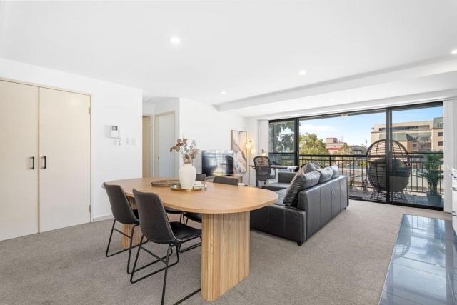 City Life 2BR Apt with Pool,Gym, Sauna, Carbay