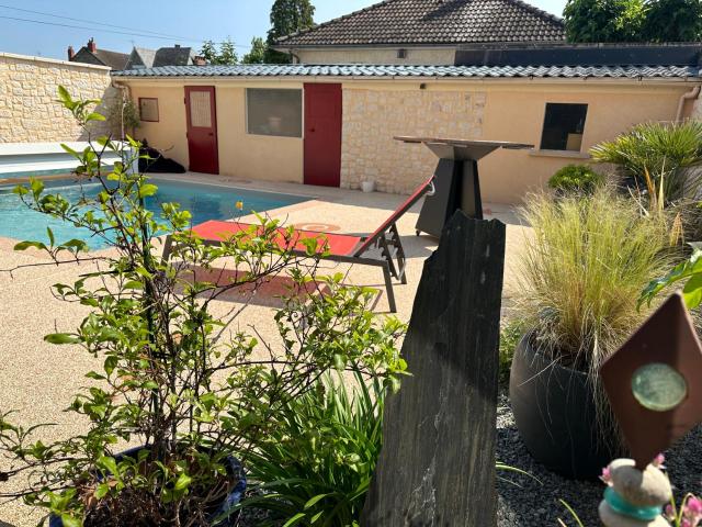 Chambre dans maison avec piscine
