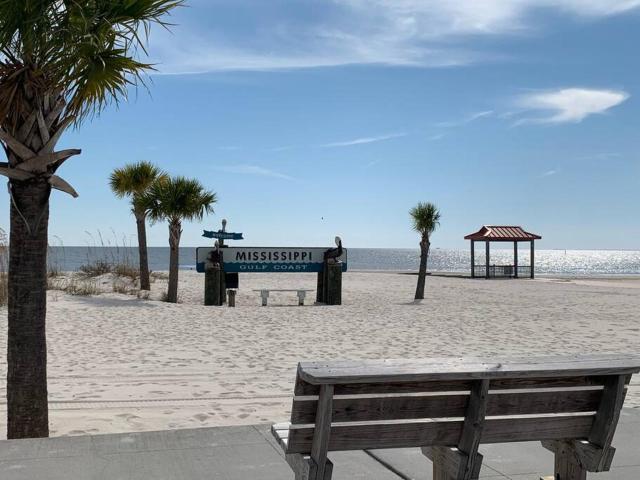 Cozy cottage by the Sea -near downtown with patio!
