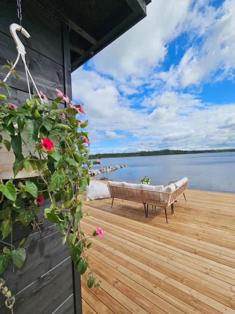 Skandinaavinen mökki rannalla