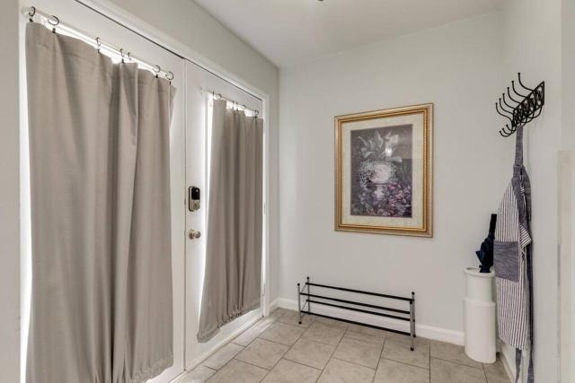 Beautiful 3 Bedroom- free parking 2M to Broadway