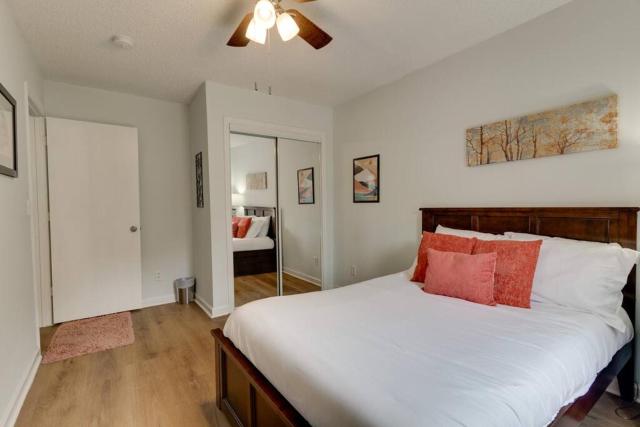Beautiful 3 Bedroom- free parking 2M to Broadway