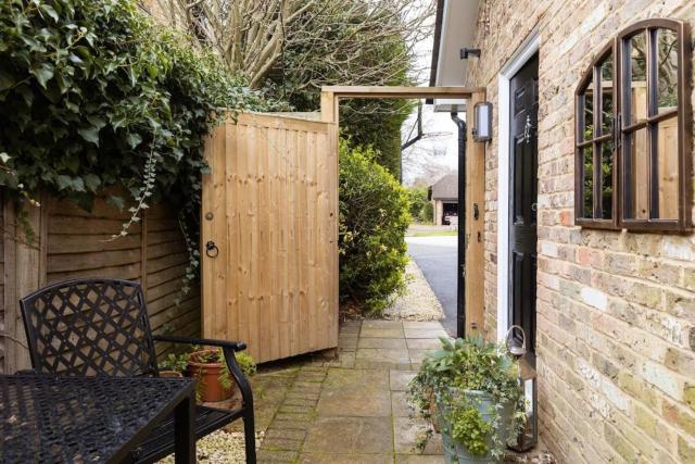Peaceful Studio Flat with Patio and Dogs allowed