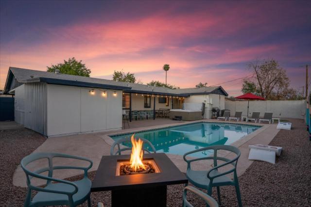 Girls Getaway Haven Outdoor Bar w Pool & Hot Tub