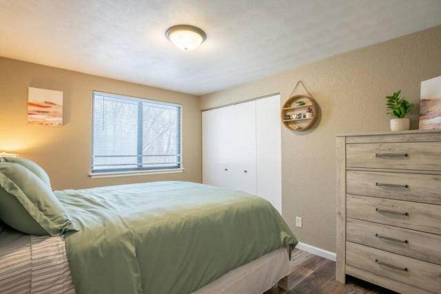 WOOD INN Cozy 2BD over the bridge