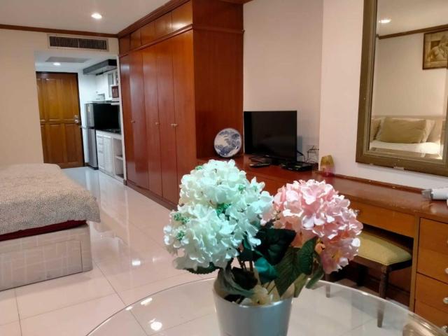 Rent Omni Tower Apartments Nana Bangkok - Prime Sukhumvit location