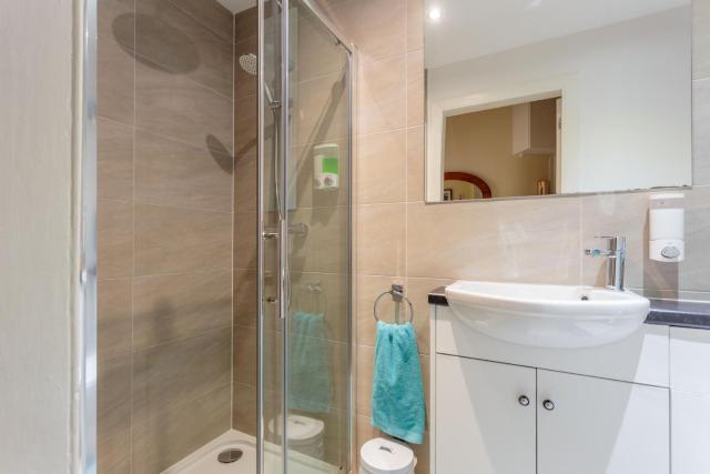 Free Parking | City Centre | Sleeps 6 | 2 Bedrooms