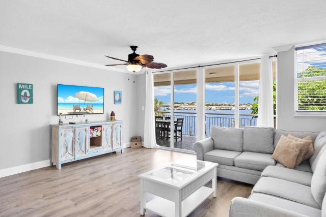 Eleuthera - 2x2 Fully Updated Old Town Waterfront Corner Condo