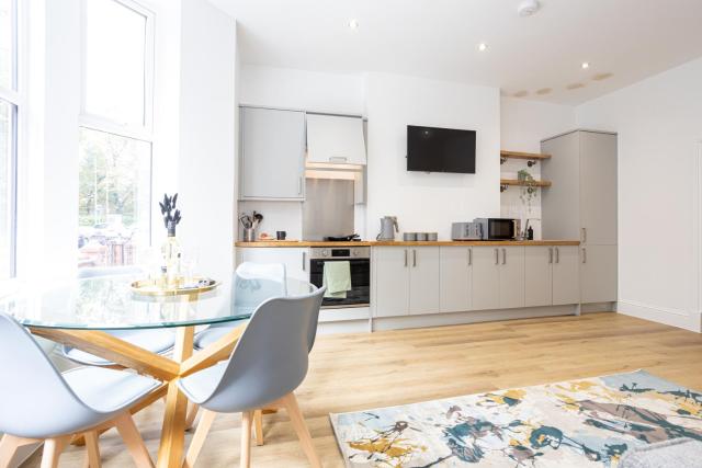 1-Bed Apartment in Manchester by 53 Degrees Property, Ideal for Long Term, Couples or Business Groups!