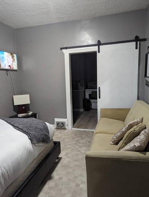 Main floor 2 beds Free parking