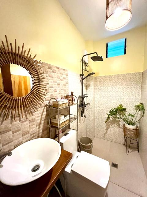 Cozy Bungalow Dua with AC and Generator in General Luna