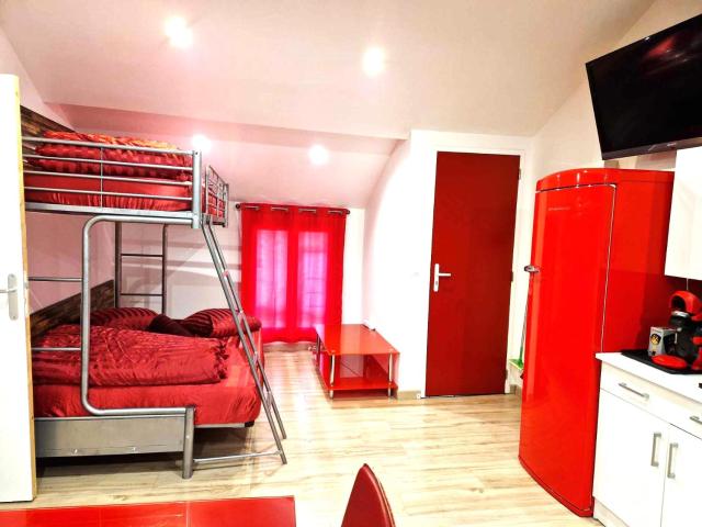 11 - Très joli 2 pièces climatisé tout équipé pour 1 à 5 personnes, avec 3 lits, vue sur parc arboré, parking privatif gratuit, grand fourgon possible, tout le linge de maison est fourni